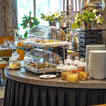 Willa Port オストルダ エクステリア 写真 A buffet at a hotel