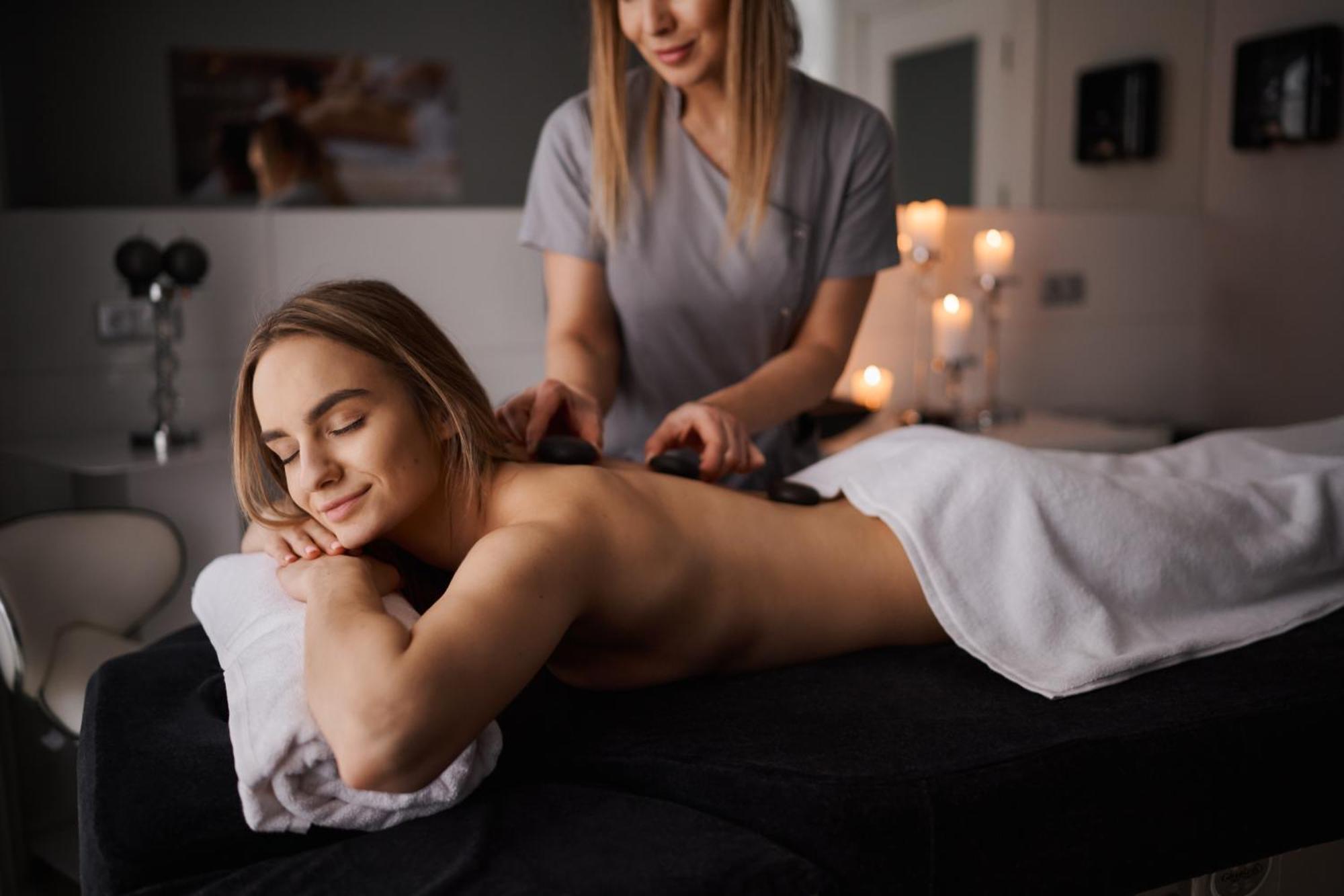 Willa Port オストルダ エクステリア 写真 A woman receiving a hot stone massage