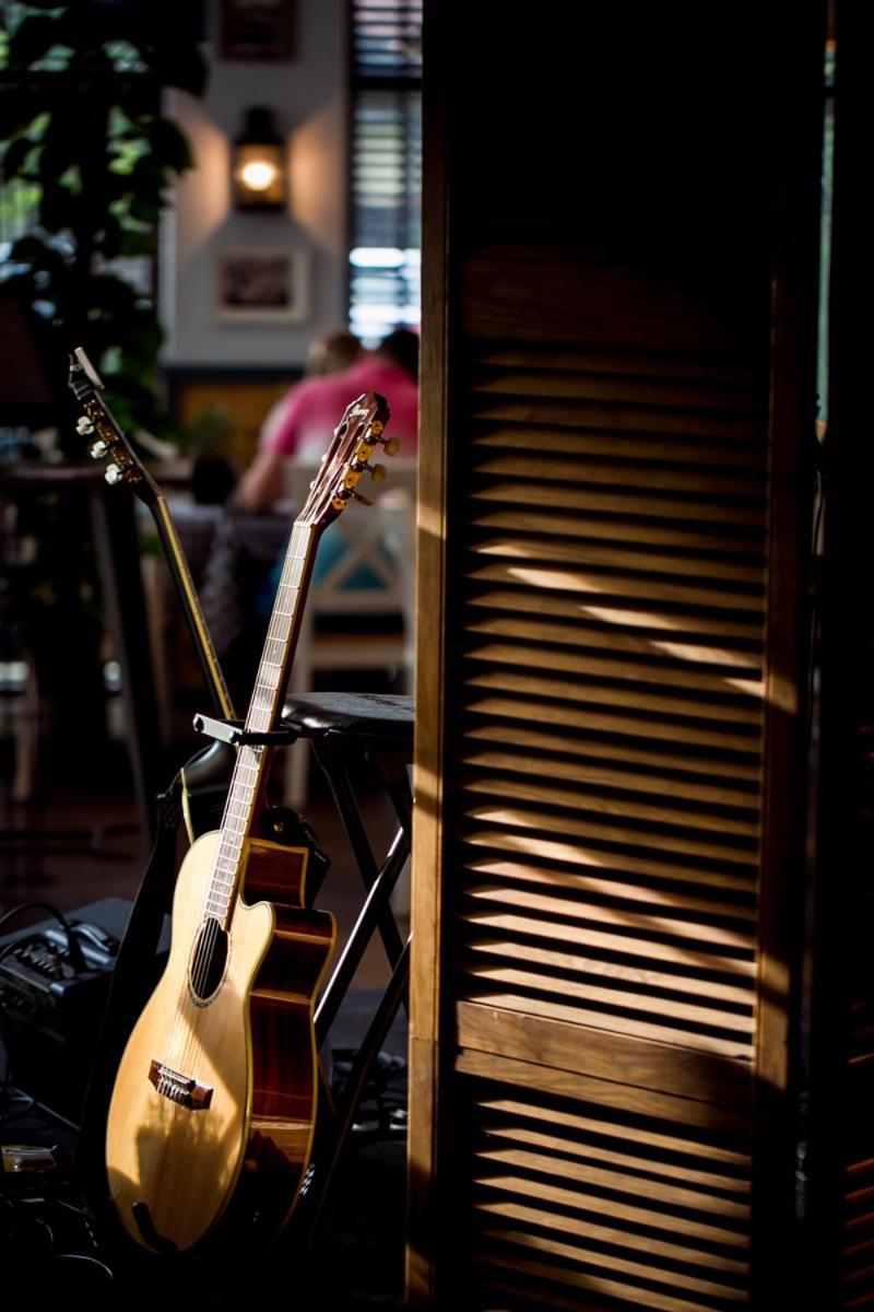 Willa Port オストルダ エクステリア 写真 A guitar in a stand