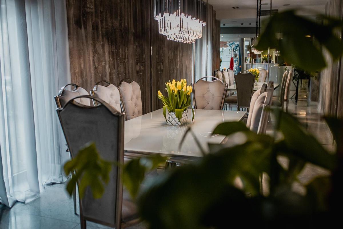 Willa Port オストルダ エクステリア 写真 The interior of the restaurant