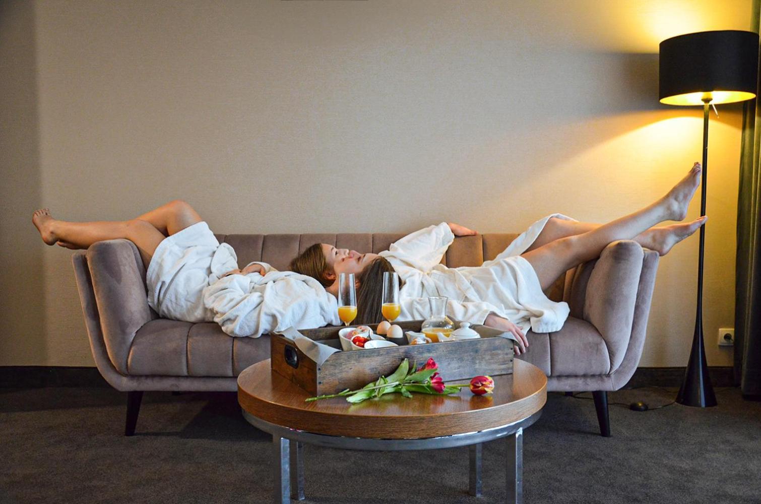 Willa Port オストルダ エクステリア 写真 A woman relaxing at a spa