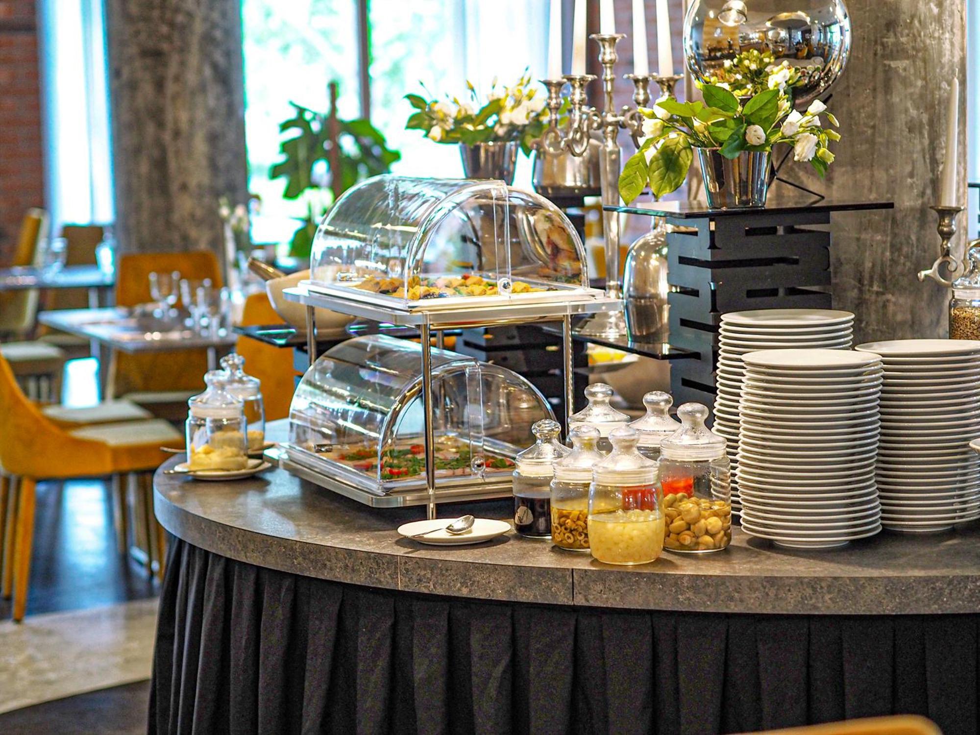 Willa Port オストルダ エクステリア 写真 A buffet at a hotel