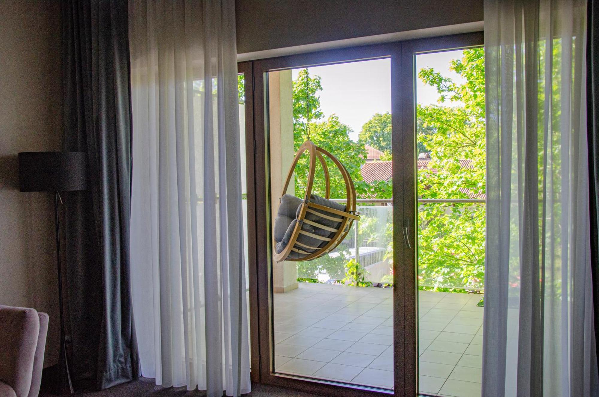Willa Port オストルダ エクステリア 写真 A hanging chair