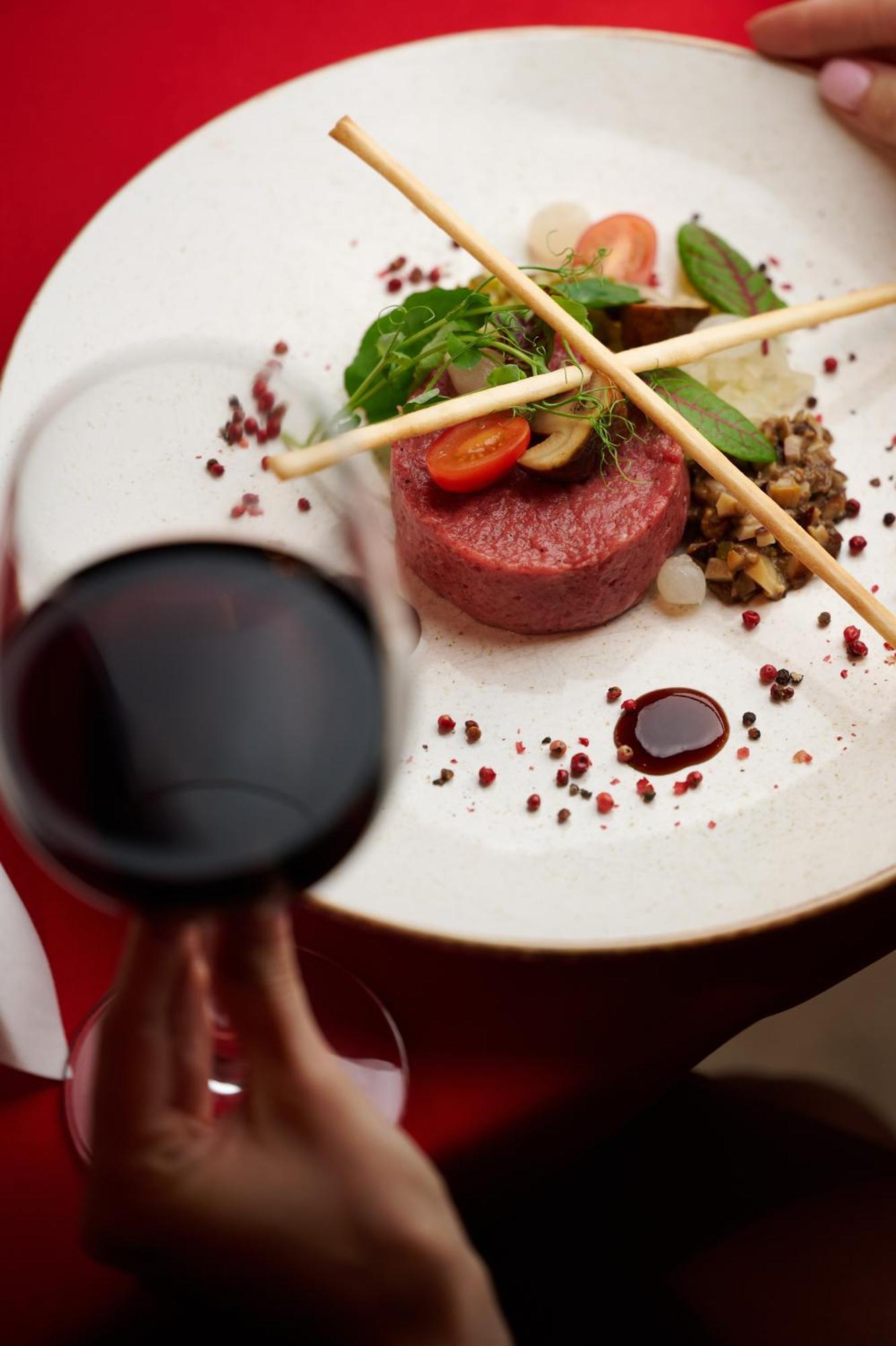 Willa Port オストルダ エクステリア 写真 A steak and wine dinner