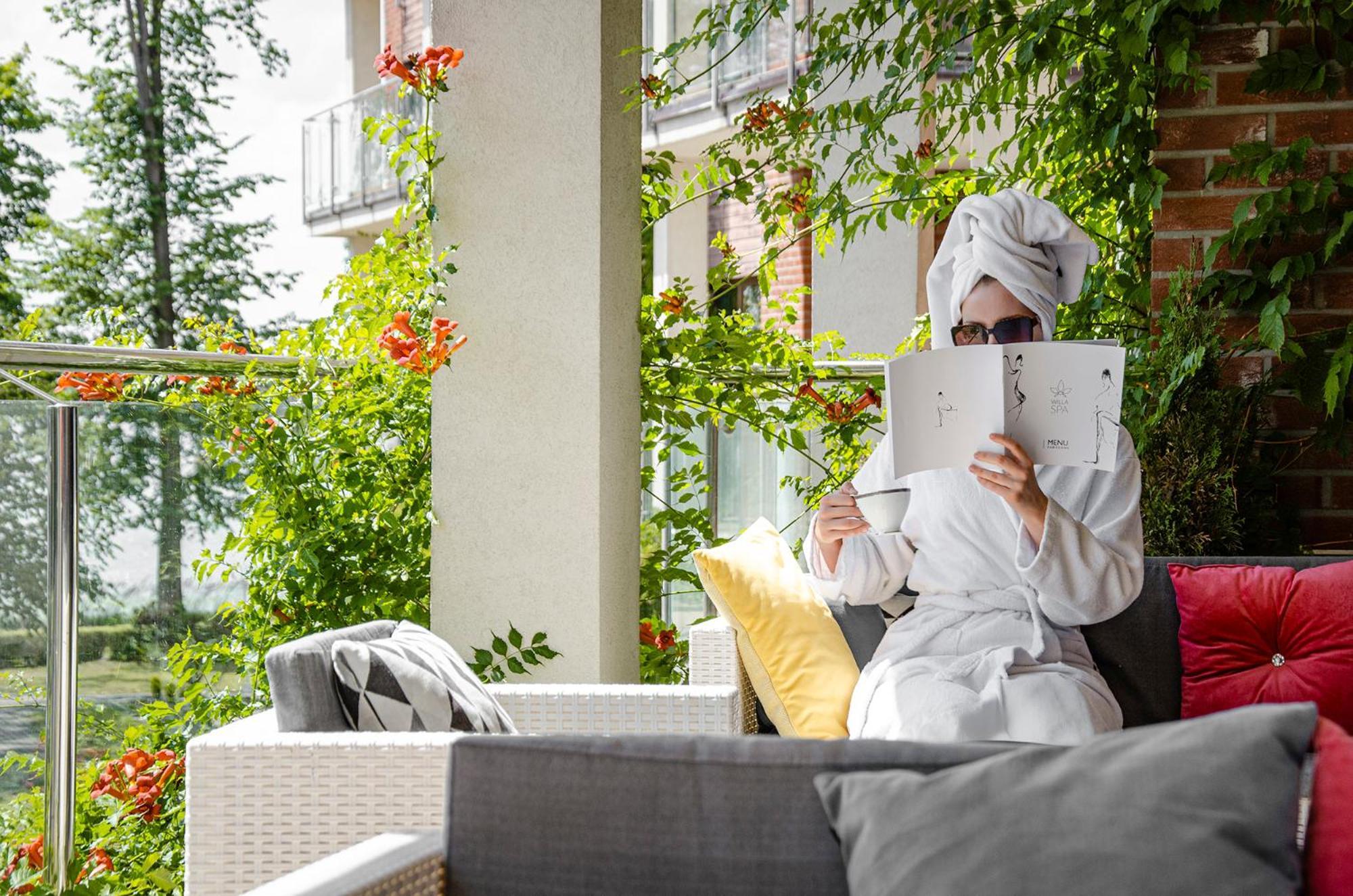 Willa Port オストルダ エクステリア 写真 A woman relaxing at the spa