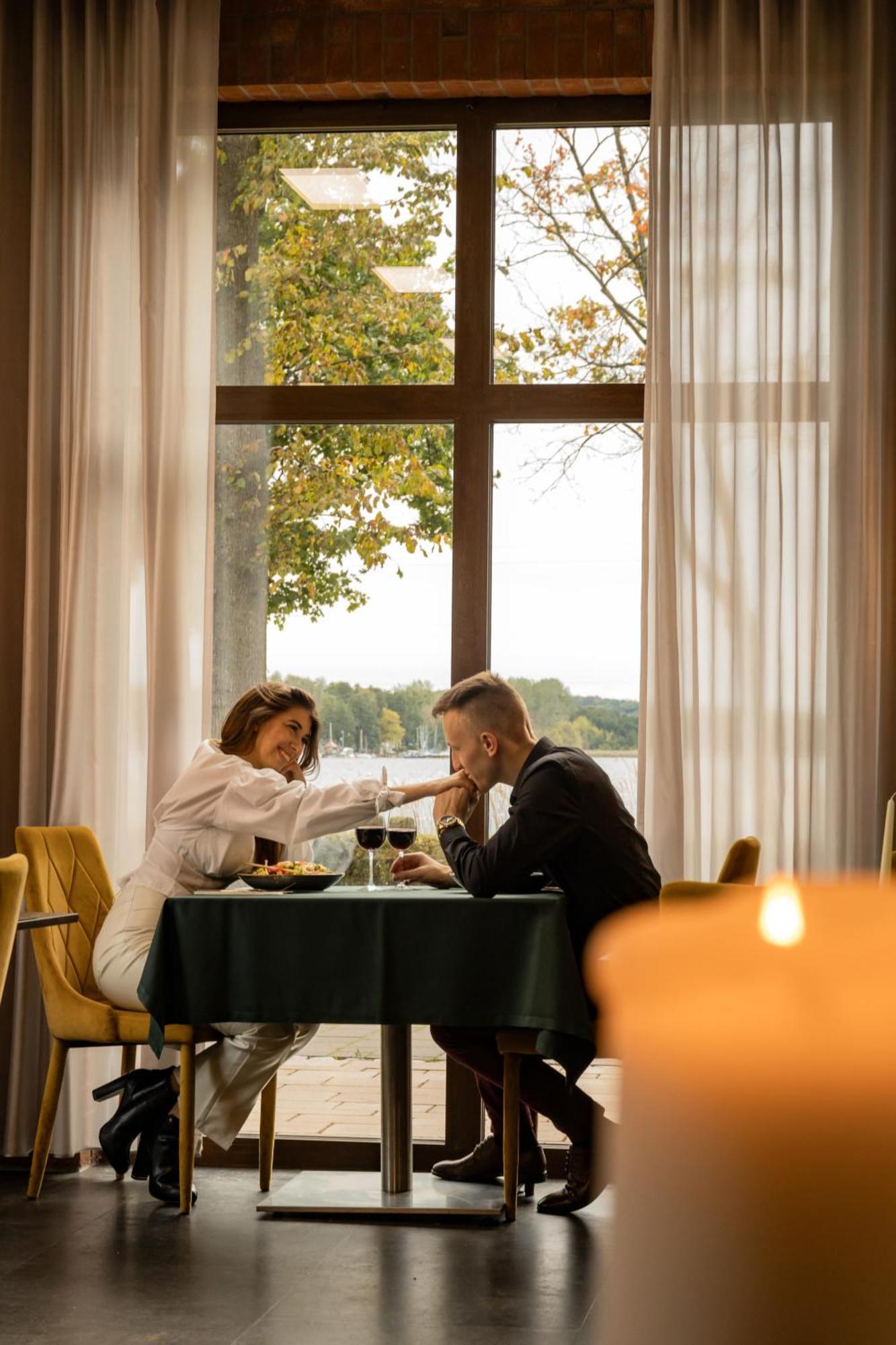 Willa Port オストルダ エクステリア 写真 A couple on a date