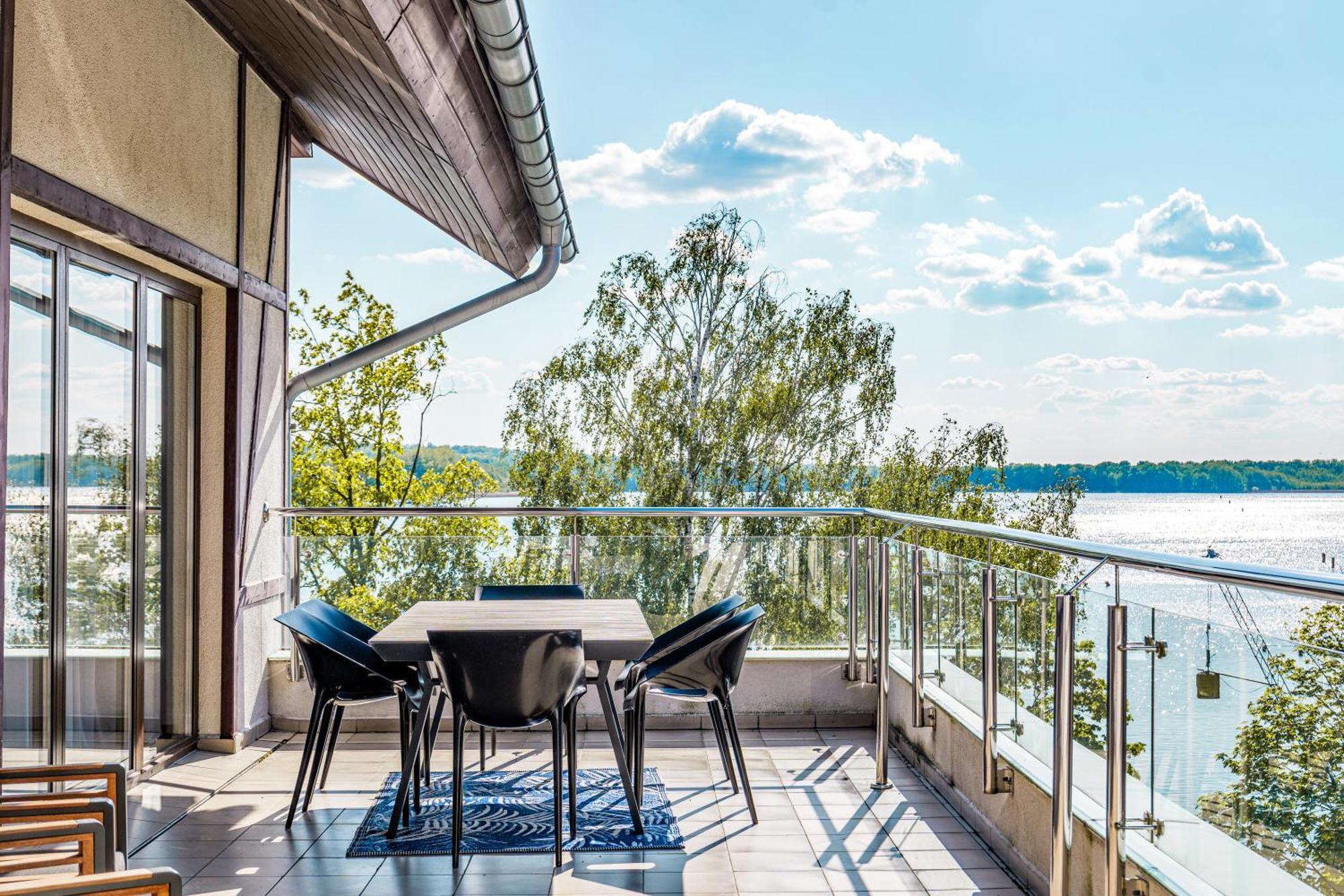 Willa Port オストルダ エクステリア 写真 A balcony