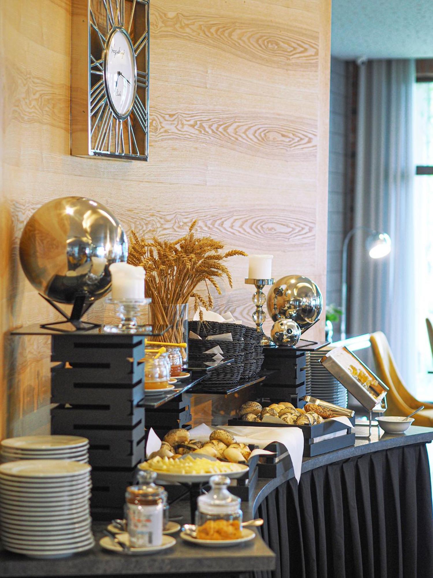 Willa Port オストルダ エクステリア 写真 A buffet at a hotel