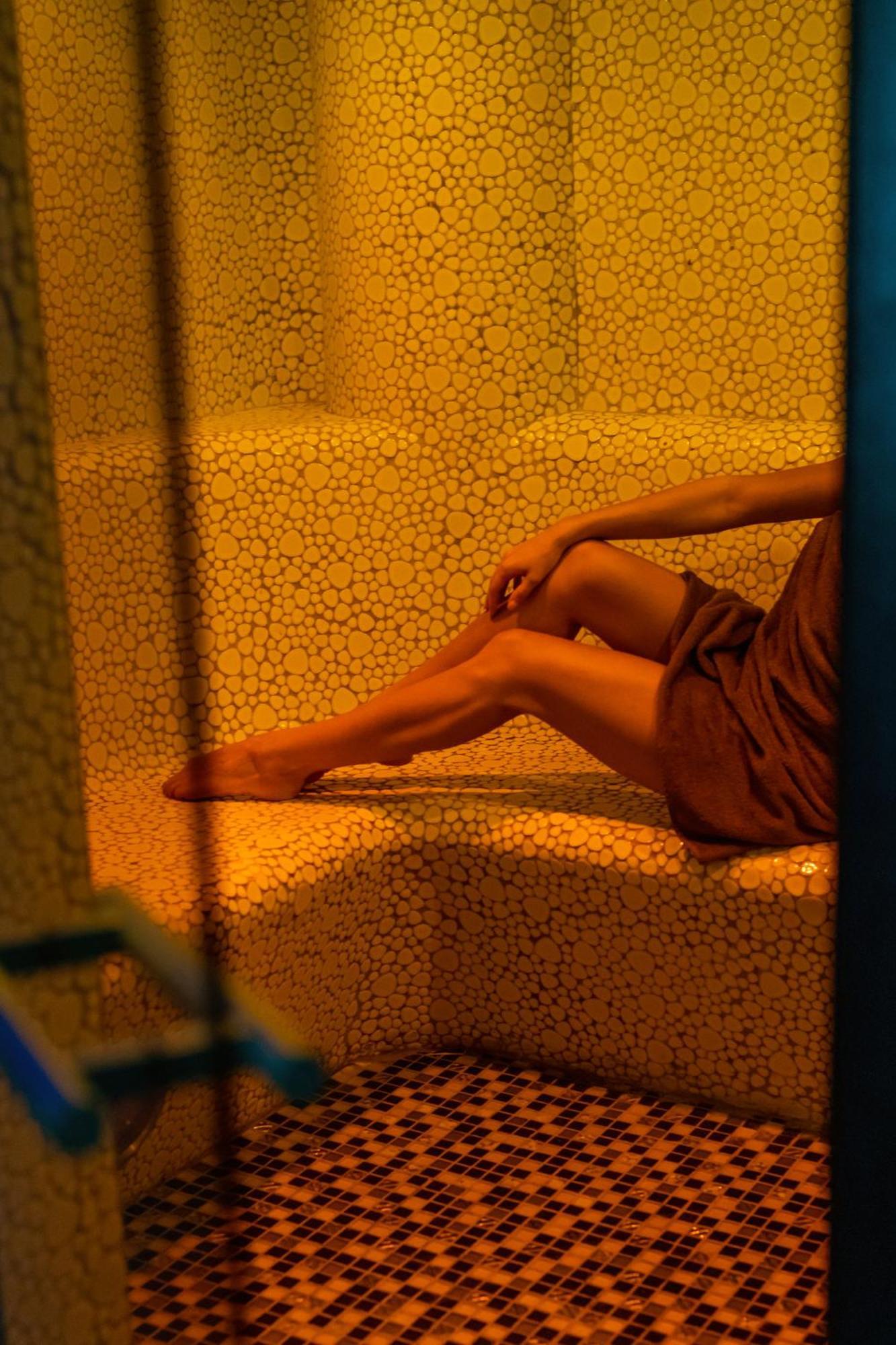 Willa Port オストルダ エクステリア 写真 A woman in a spa