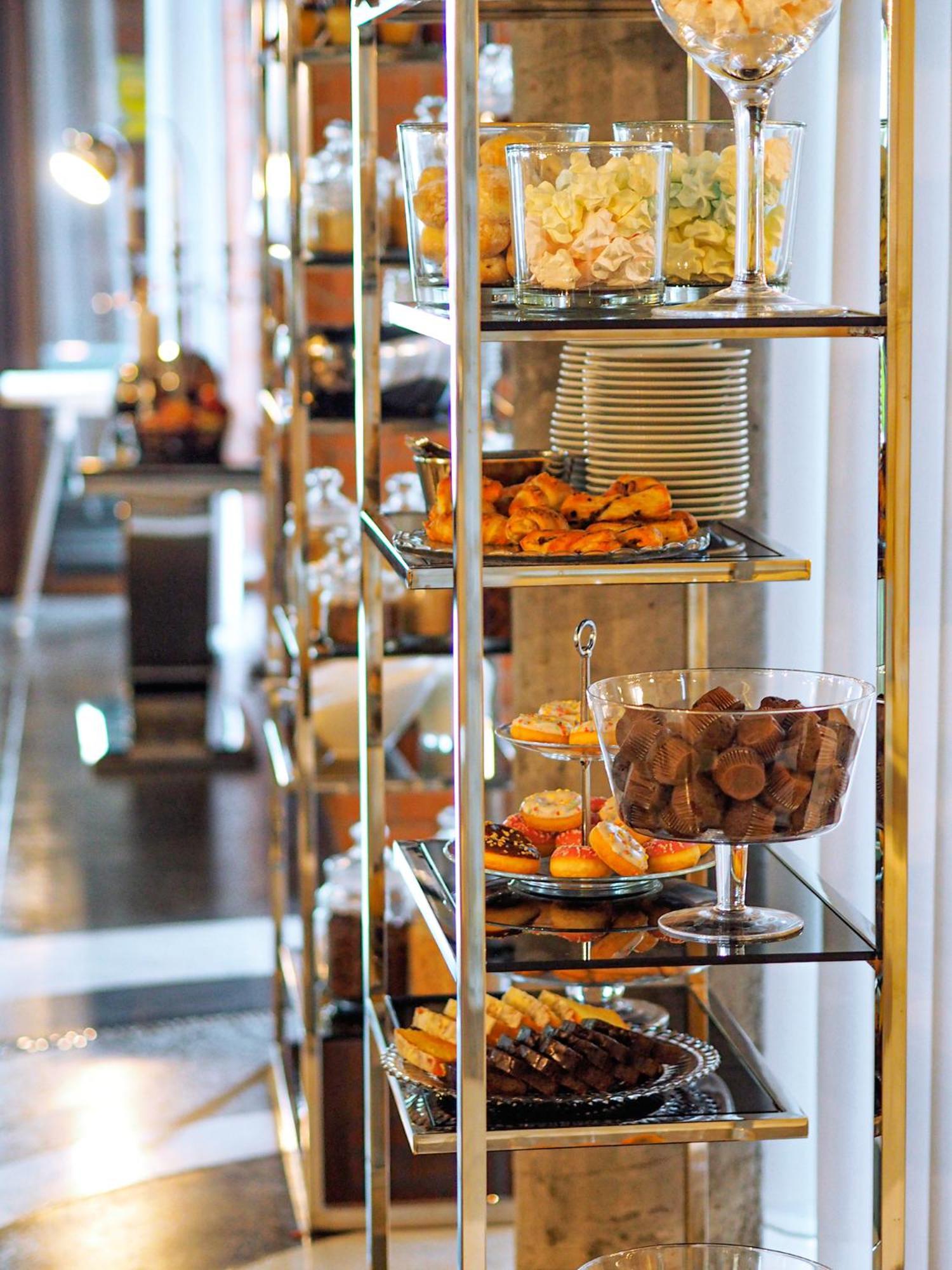 Willa Port オストルダ エクステリア 写真 A dessert cart