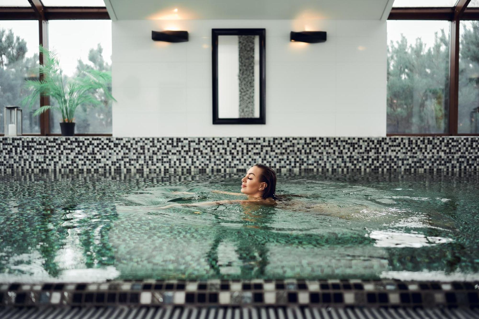 Willa Port オストルダ エクステリア 写真 A woman swimming in a pool