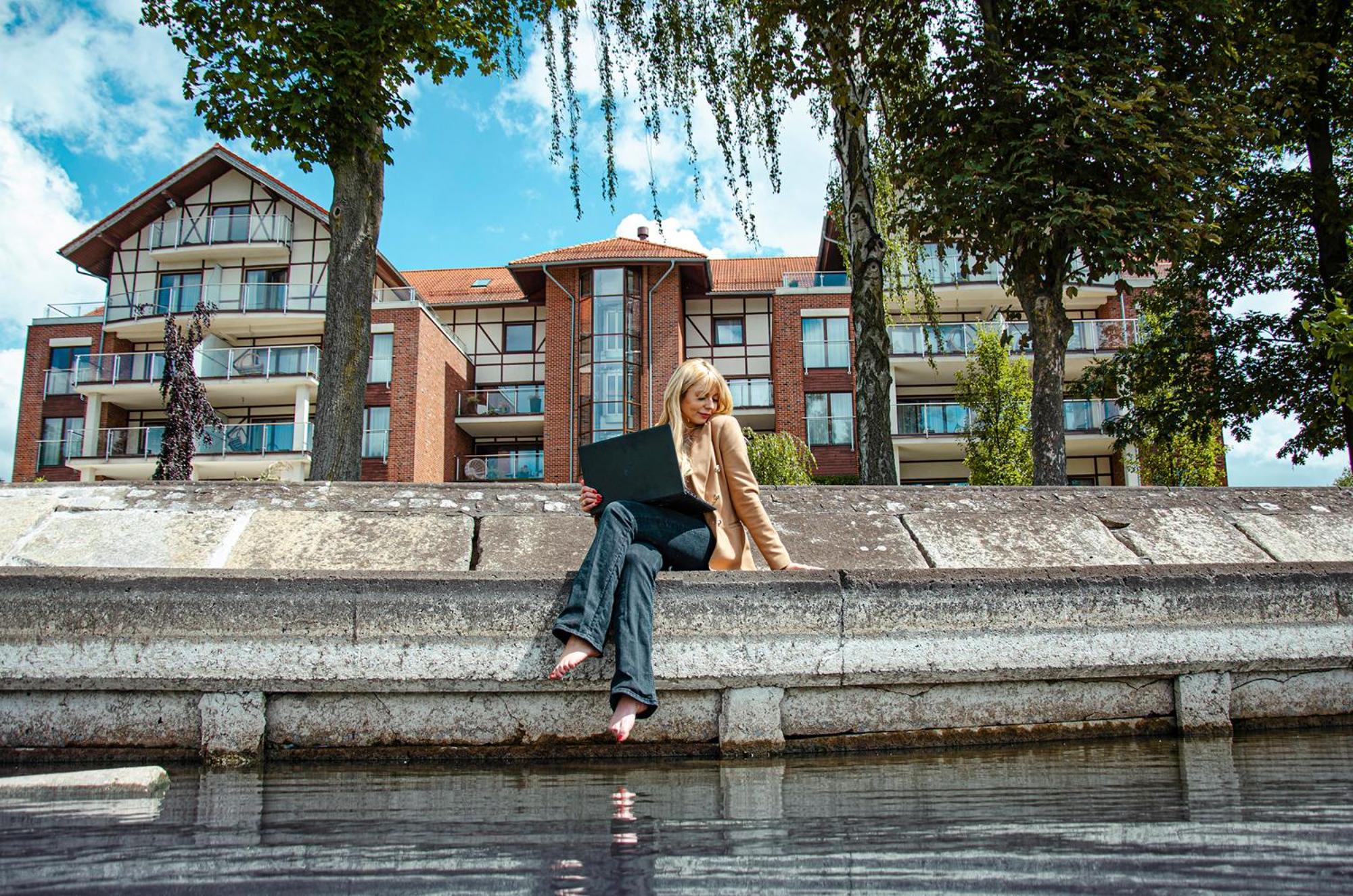 Willa Port オストルダ エクステリア 写真 A student studying at the University of Kent